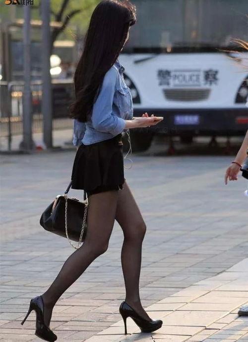 推荐短裙丝袜无内的片子,短裙无内，性感瞬间绽放