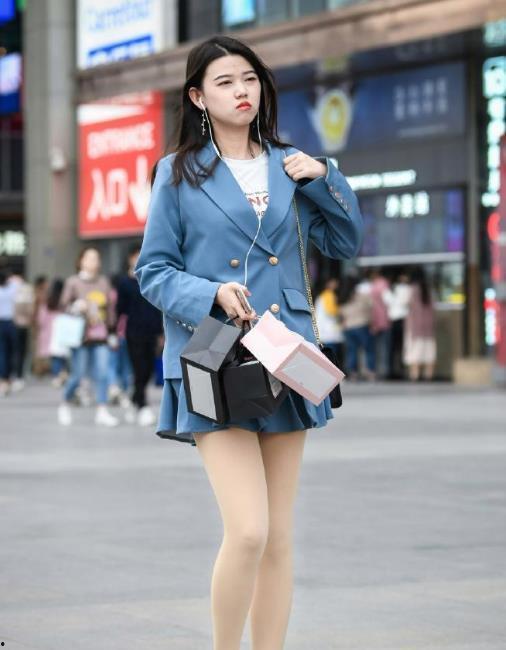 街拍肉色丝袜职业装,街头职业装的时尚演绎
