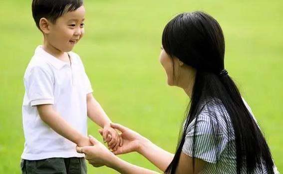 小男孩喜欢母亲的丝袜,小男孩对母亲爱的独特诠释