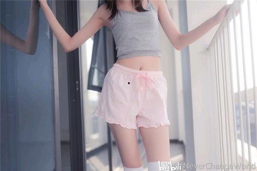 腾讯福利白色丝袜美女,腾讯福利美女生动演绎时尚魅力