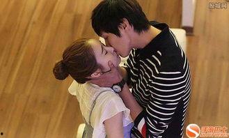 男人强吻女生视频,男子强吻女生，现场画面引发热议